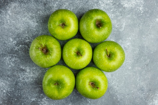 Viele reife Äpfel auf Marmoroberfläche.