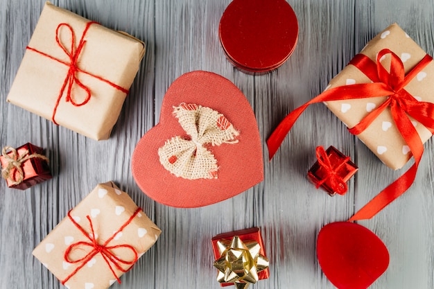 Kostenloses Foto viele verpackte geschenke zum valentinstag