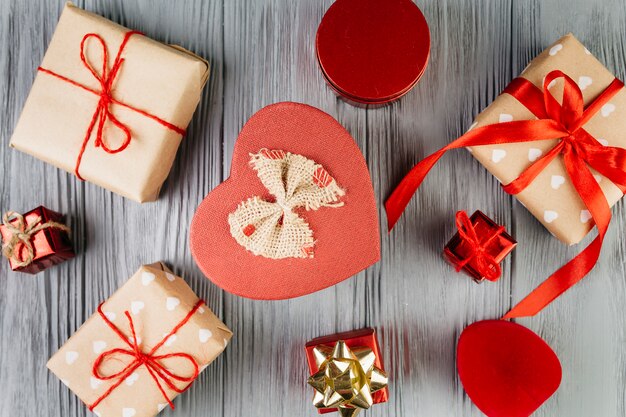 Viele verpackte Geschenke zum Valentinstag