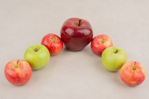 Viele verschiedene Äpfel auf weißem Tisch.