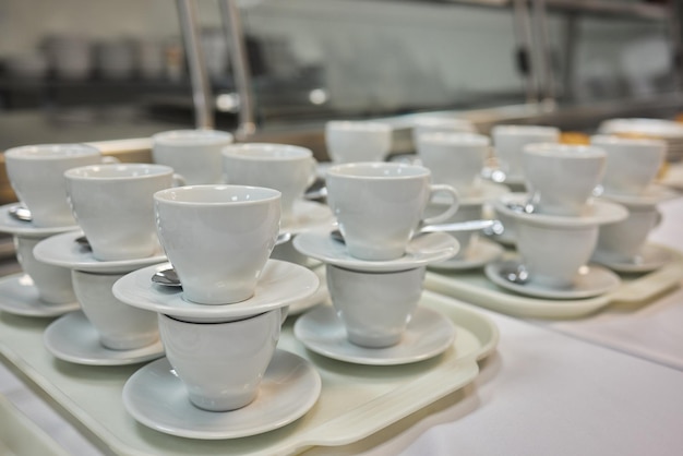 Viele weiße kaffeetassen draufsicht auf viele in reihen gestapelte leere, saubere weiße tassen für tee oder kaffee Premium Fotos
