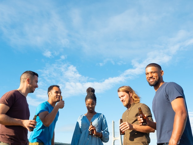 Vielfältige Gruppe von Freunden, die Tagung zu feiern