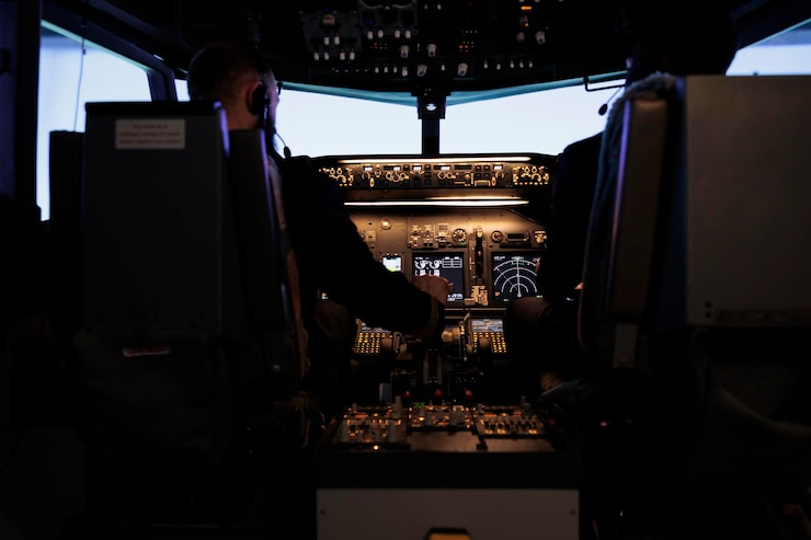 Kostenlose Foto vielfältiges team aus kapitän und pilot, der den motordrosselhebel drückt, um mit dem flugzeug vom luftfahrtcockpit abzuheben. flugzeugbesatzungen, die flugzeugjets fliegen, verwenden armaturenbrett- und bedienfeldbefehle.