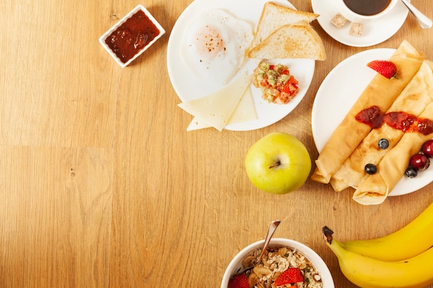 Kostenloses Foto vielfalt der speisen zum frühstück