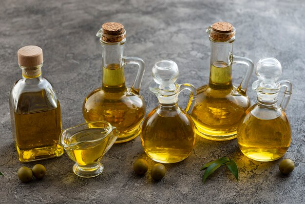 Vielzahl von Behältern mit Olivenöl gefüllt