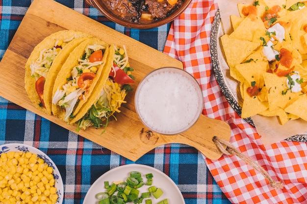 Kostenloses Foto vielzahl von geschmackvollen köstlichen mexikanischen tellern auf tischdecke