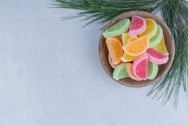 Vielzahl von Marmeladenbonbons in Holzschale.