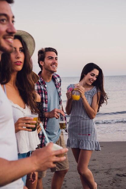 Vier Freunde am Strand