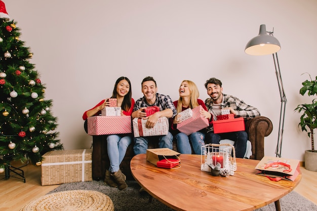 Vier Freunde auf der Couch, die sich gegenseitig vergibt