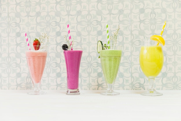 Kostenloses Foto vier köstliche sommer smoothies