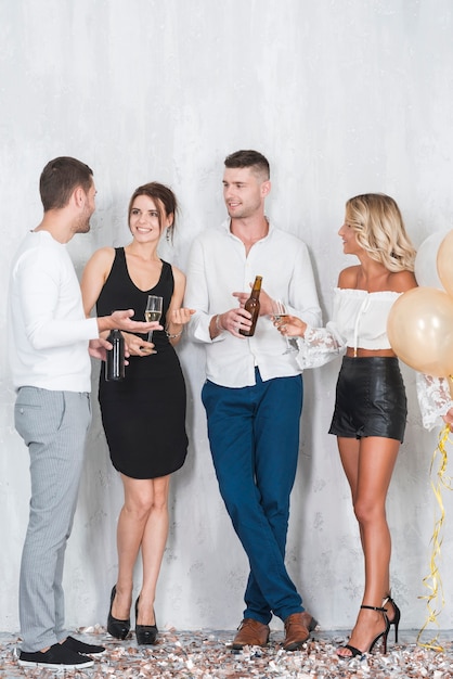 Kostenloses Foto vier leute mit alkohol auf party
