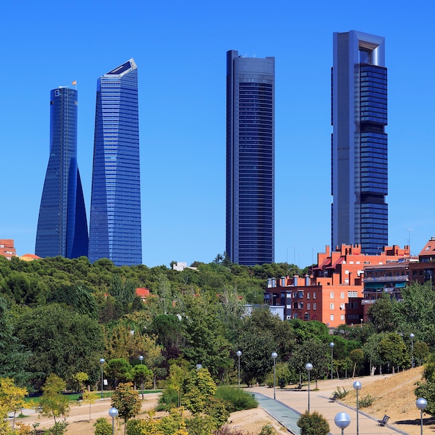 Vier moderne wolkenkratzer (cuatro torres) madrid, spanien