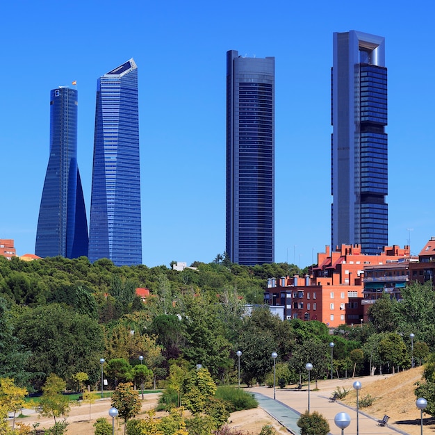 Vier moderne Wolkenkratzer (Cuatro Torres) Madrid, Spanien