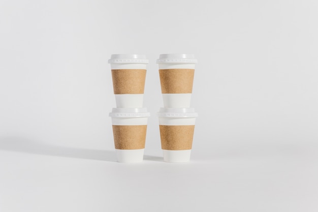Vier Plastikkaffeetassen