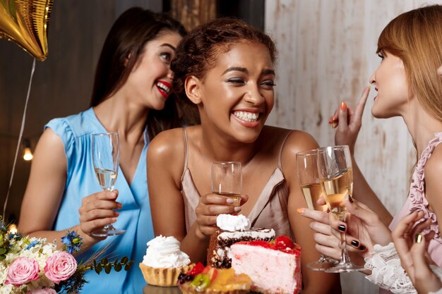 Vier schöne Mädchen, die auf der Party ruhen.