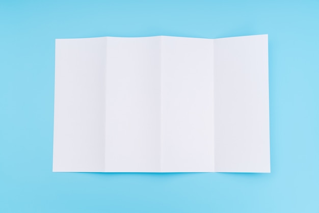 Vierfaches weißes Schablonenpapier auf blauem Hintergrund.
