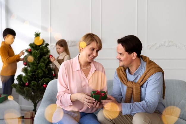 Vierköpfige Familie feiert Silvester zu Hause zusammen