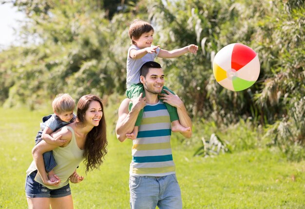 Vierköpfige Familie im Park