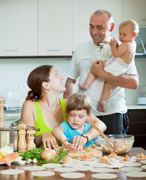 Vierköpfige Familie zusammen in der Küche bereitet Essen zu