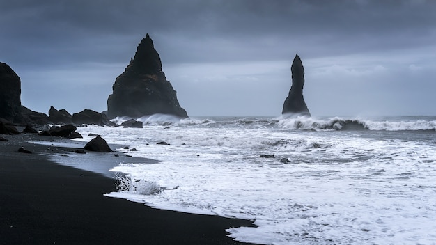 Vik- und Basaltsäulen, schwarzer Sandstrand in Island.