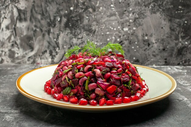 Vinaigrette-Salat der Vorderansicht mit Bohnen und Zuckerrüben auf dunklem Hintergrund