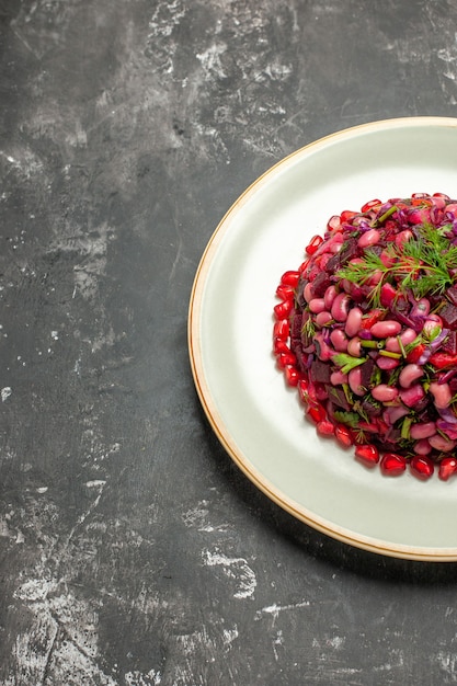 Vinaigrette-Salat der Vorderansicht mit Granatäpfeln und Bohnen auf dem dunklen Hintergrund