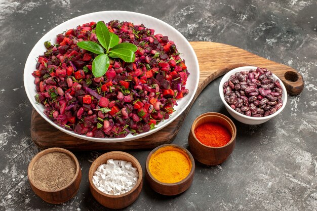 Vinaigrette-Salat der Vorderansicht mit Rüben und Bohnen auf grauem Hintergrund