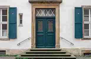 Kostenloses Foto vintage alte türen und fenster an der fassade des hauses