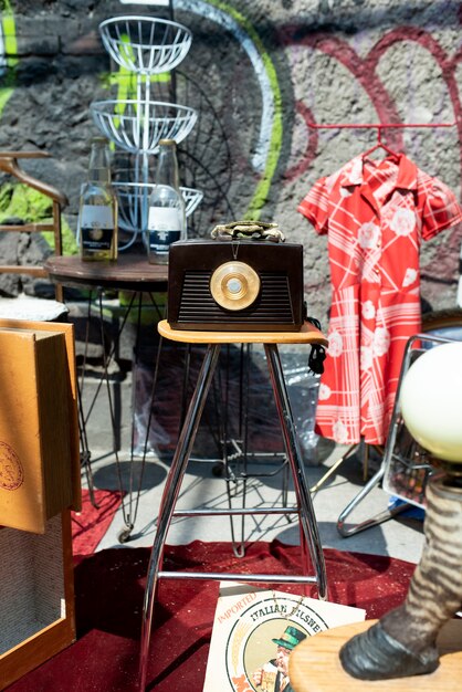 Vintage-Artikel-Arrangement auf dem Second-Hand-Markt