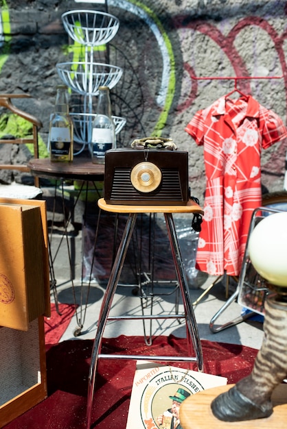Vintage-Artikel-Arrangement auf dem Second-Hand-Markt