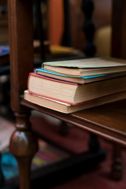 Vintage-Bücher-Arrangement auf dem Second-Hand-Markt