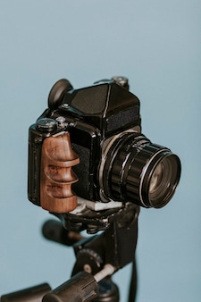 Vintage filmkamera auf einem stativ