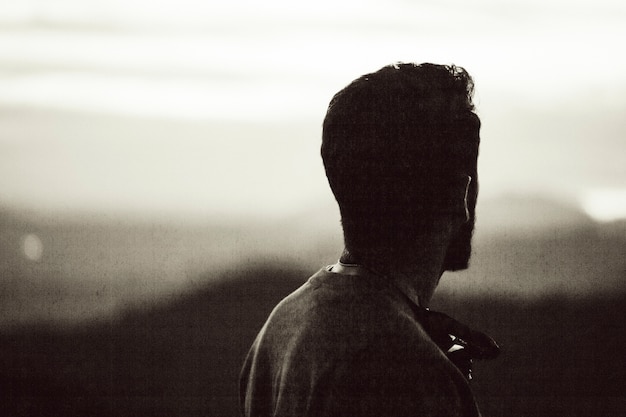 Kostenloses Foto vintage fotografie eines mannes, der den horizont betrachtet