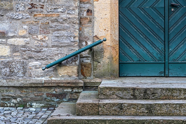 Vintage Hintergrundstufen und türkisfarbene Türen alte Architektur