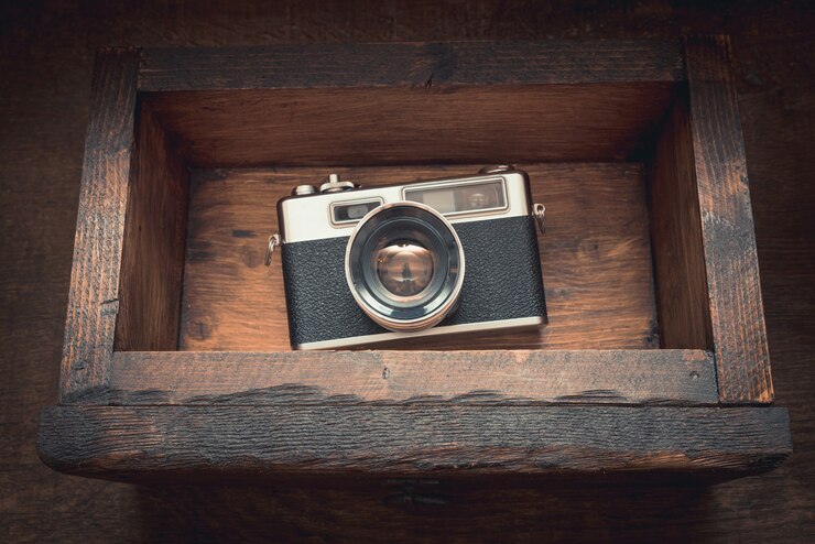 Kostenlose Foto vintage kamera in einer alten holzkiste