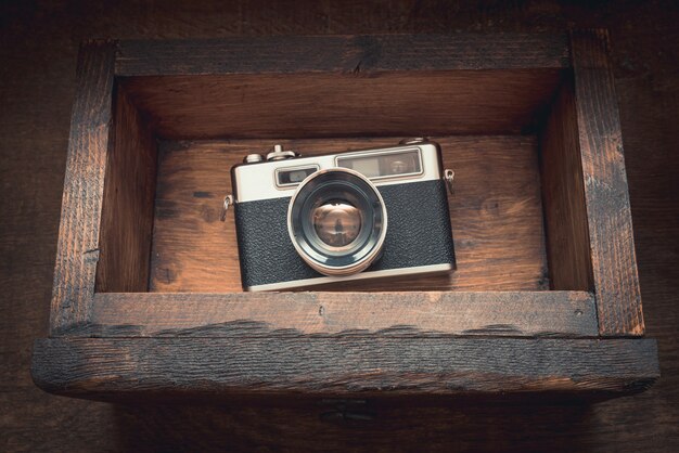 Vintage Kamera in einer alten Holzkiste