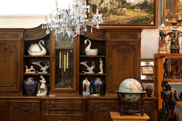 Vintage-Möbel im Antiquitätengeschäft