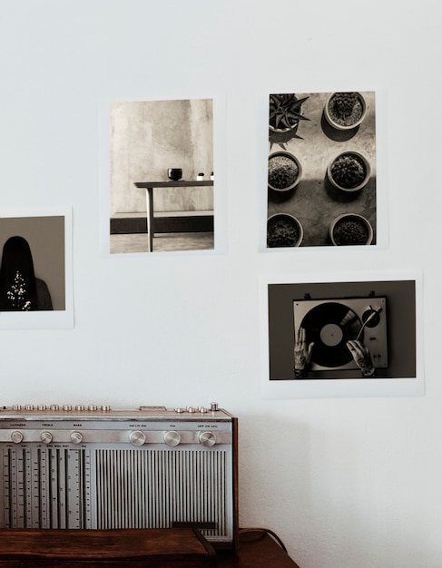 Vintage-Radio- und Vintage-Fotoplakate an der Wand