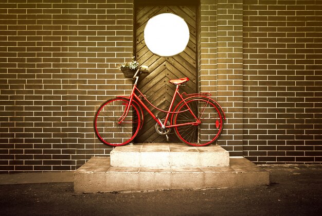 Vintage Retro alten gelben Fahrrad auf der Straße.