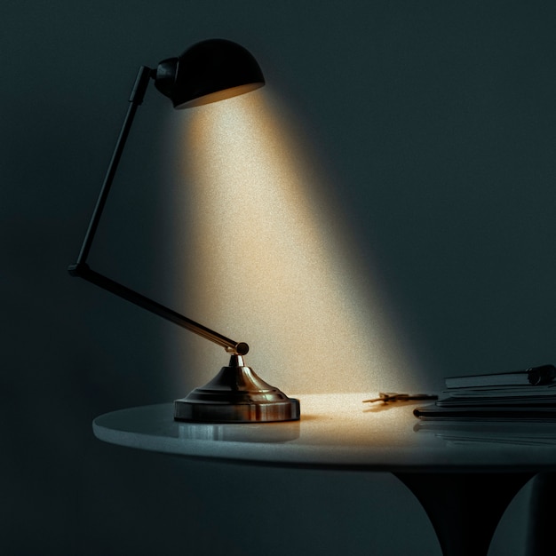 Vintage Schreibtischlampe, die die Dunkelheit beleuchtet