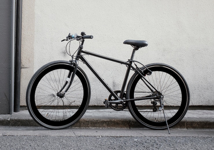 Kostenlose Foto vintage schwarzes kleines fahrrad im freien