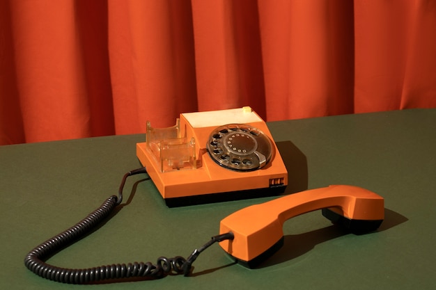 Kostenloses Foto vintage telefon im secondhand-laden