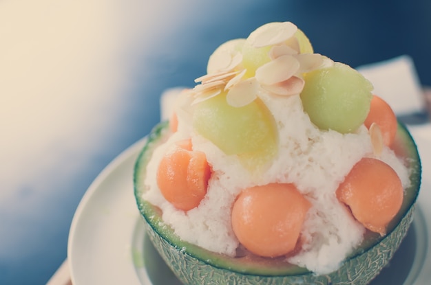 Kostenloses Foto vintage tone - eis melone bingsu, berühmte koreanische eis.