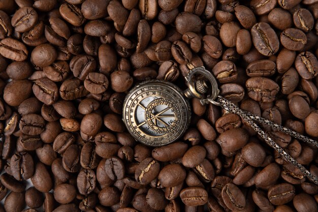 Vintage Uhr mit Kaffee