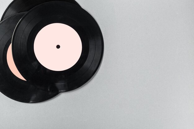 Vintage-Vinyl auf grauem Hintergrund