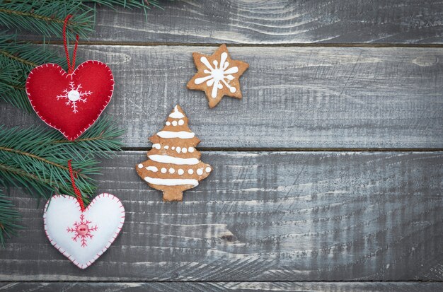 Vintage Weihnachtsschmuck auf dem Holz