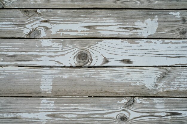 Vintage weißer und dunkler hölzerner Plankenhintergrund. Alte Holzwand. Verwitterte weiß gestrichene Holzwand.