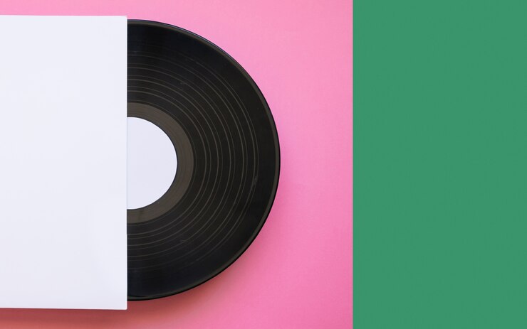 Kostenlose Foto vinyl-mock-up auf rosa und grünem hintergrund
