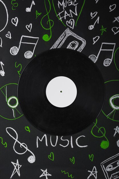 Vinylaufzeichnung über der Tafel mit gezeichneten musikalischen Anmerkungen