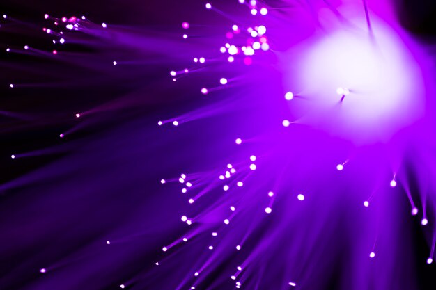 Violette Faseroptik beleuchtet abstrakten Hintergrund